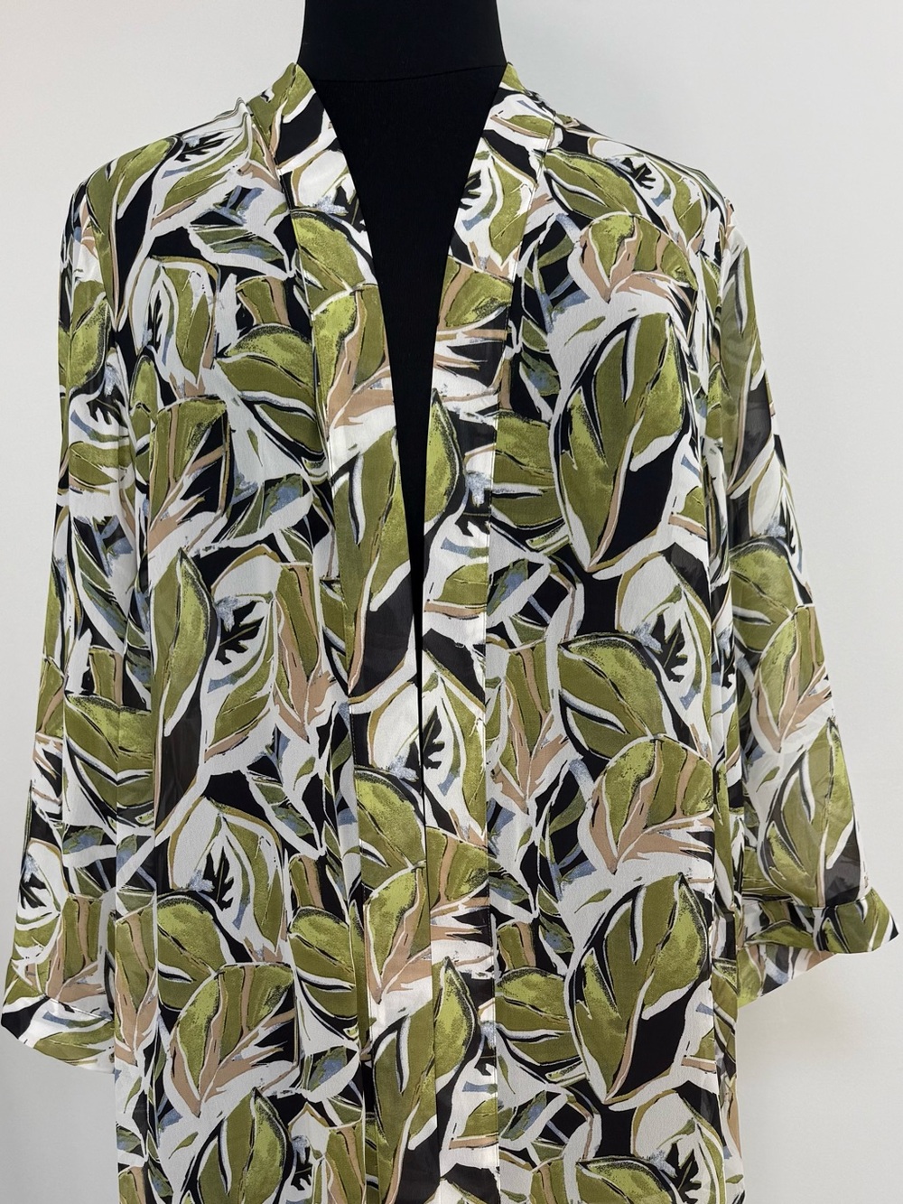 Womenโs Olive Leaf Print Open Front Top
